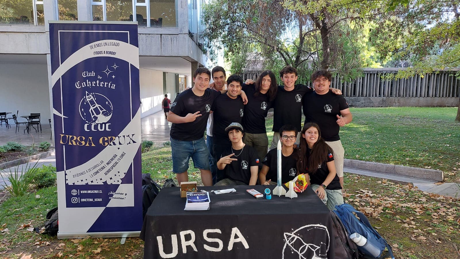 Stand de Ursa Crux en la Bienvenida Novata de la Universidad Católica