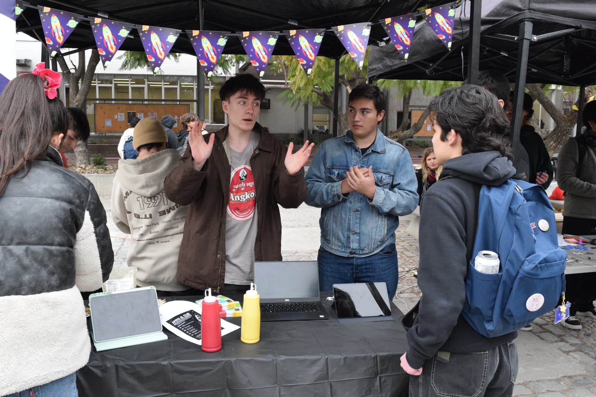 Stand y prototipos de Ursa Crux en la feria CRItical HIT de Ingeniería UC